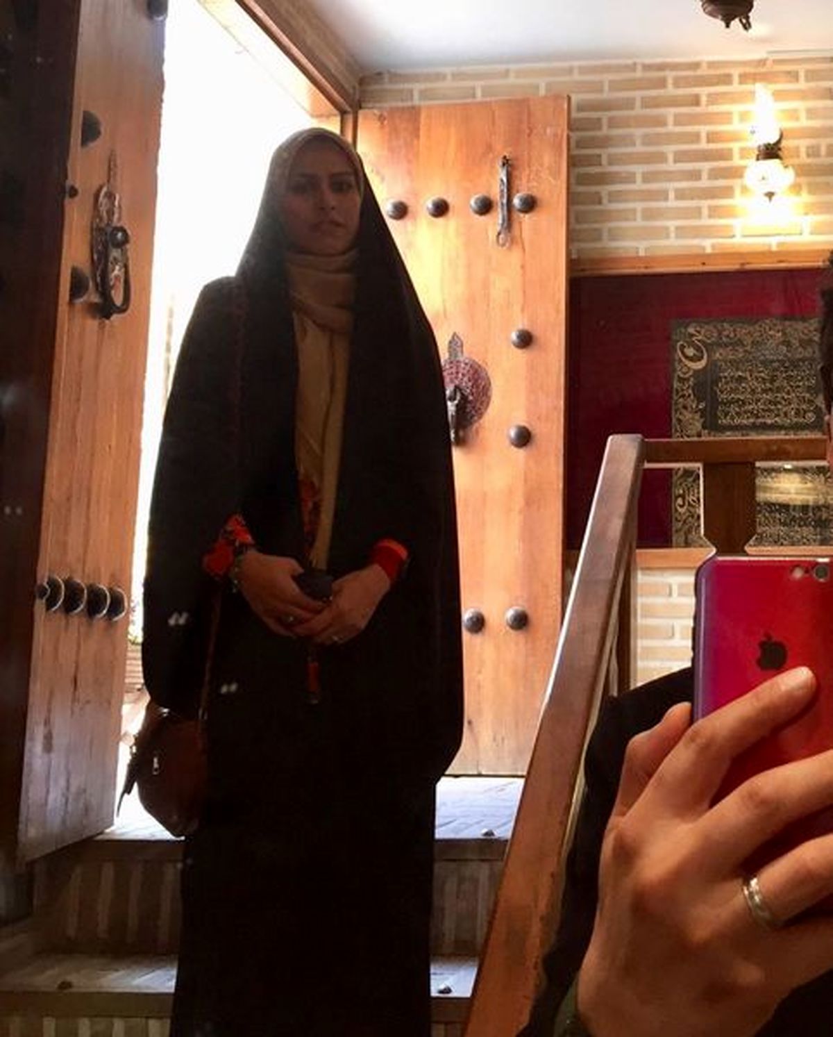 همسر خانم خبرنگار در گوشه ای از تصویرش + عکس