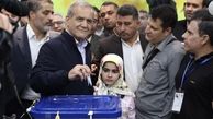 حضور پزشکیان با نوه هایش در پای صندوق رای + تصویر