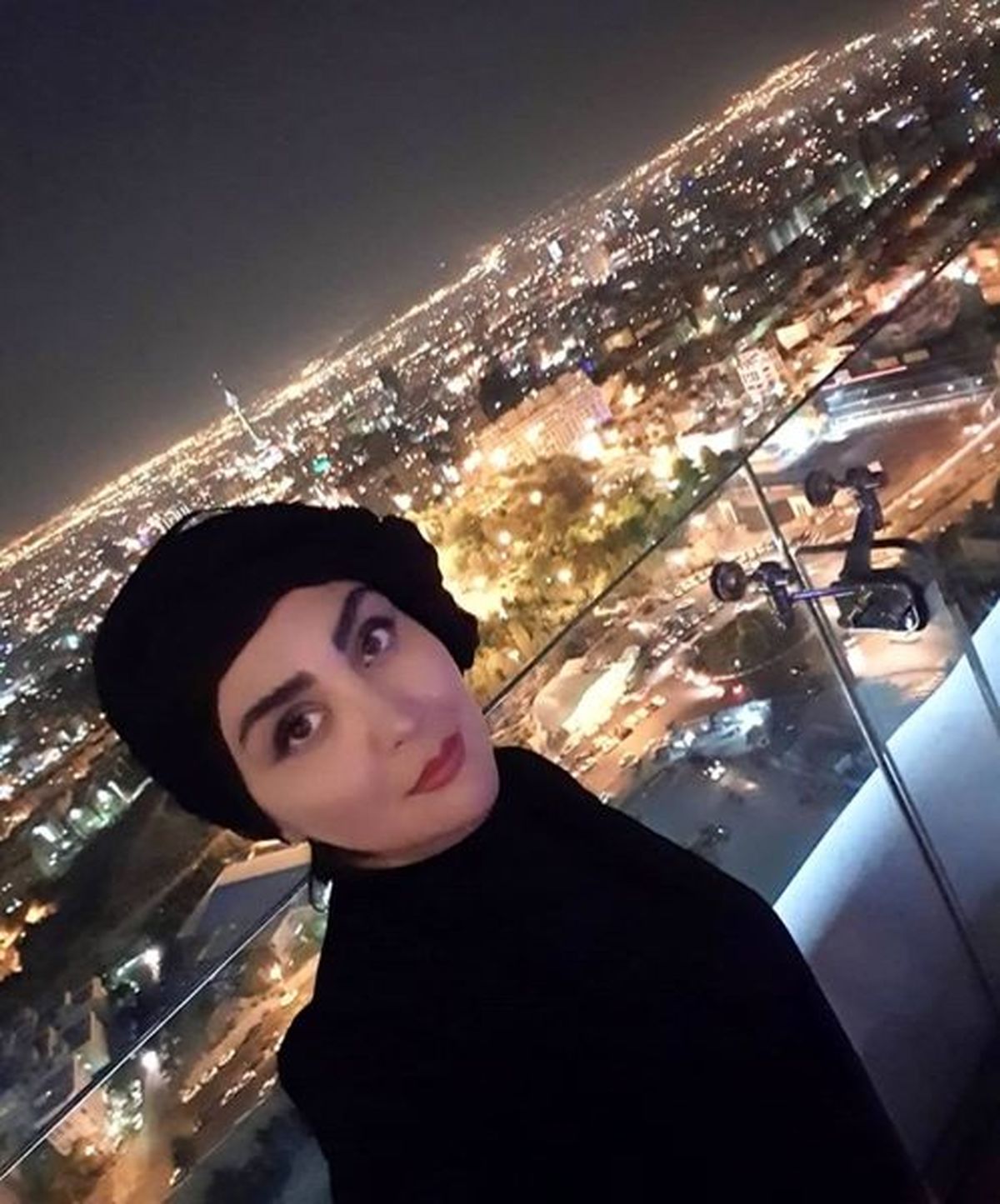 شبهای تهران در زیر پای خانم بازیگر + عکس