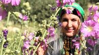 فاطمه گودرزی با لباس محلی در میان گل های بهاری + عکس
