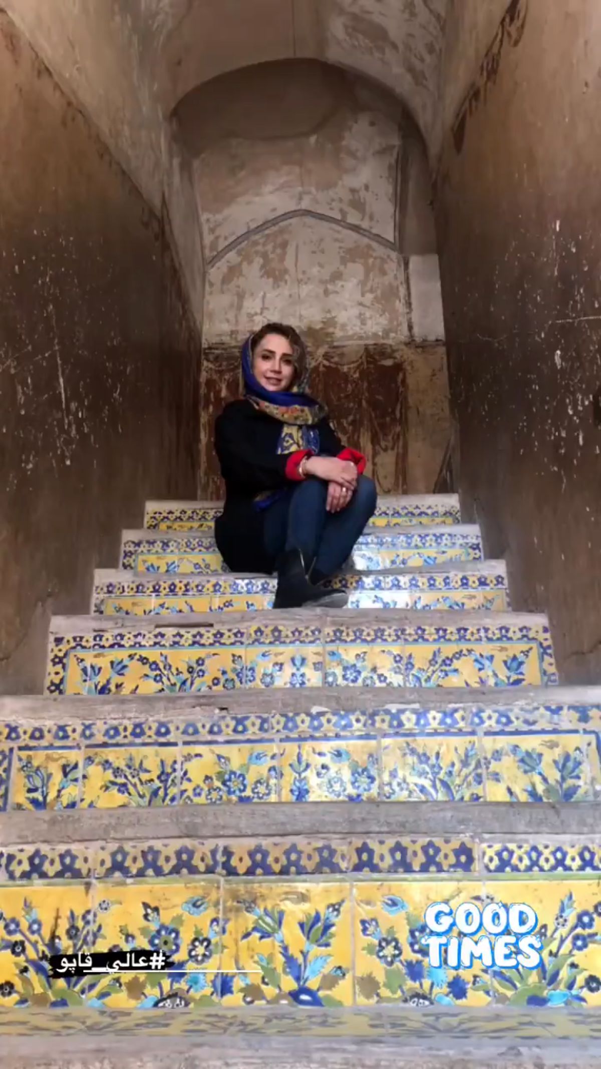 شبنم‌ قلی خانی روی پله هایی رنگی + عکس
