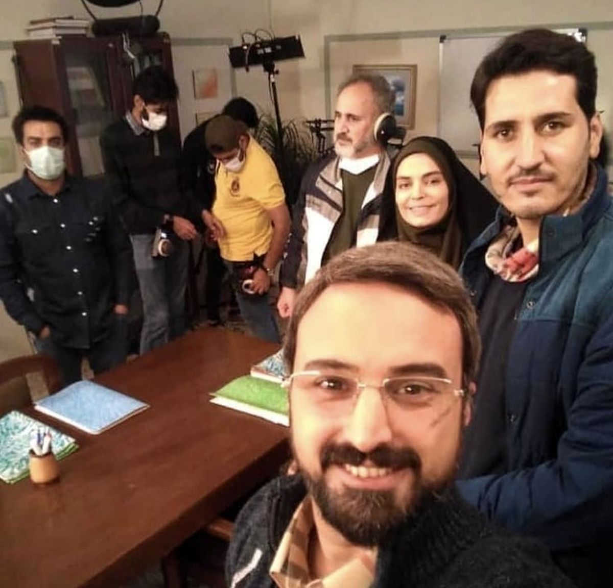 سلفی کاوه خداشناس با عوامل سریال خانه امن + عکس