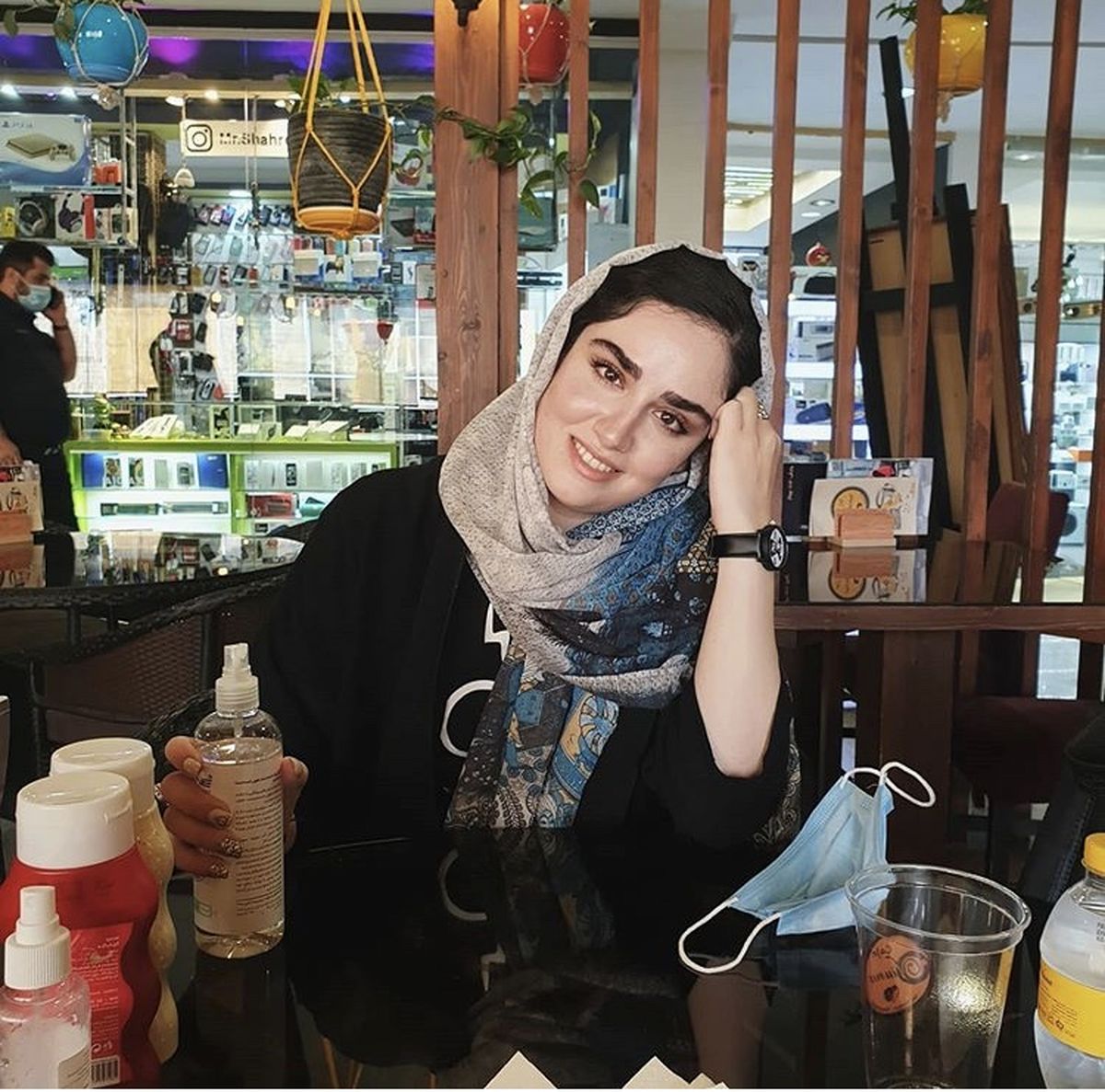 هانیه غلامی در یک رستوران + عکس