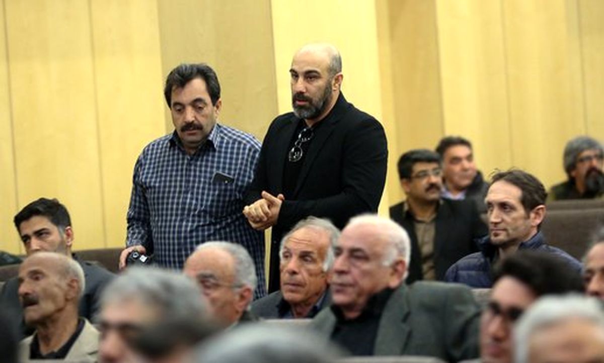  چشمان اشکبار محسن تنابنده در مراسم ترحیم خشایار الوند