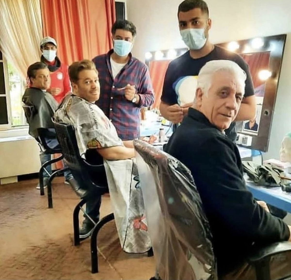 عکسی از گلزار و بازیگران گیسو در حال گریم 