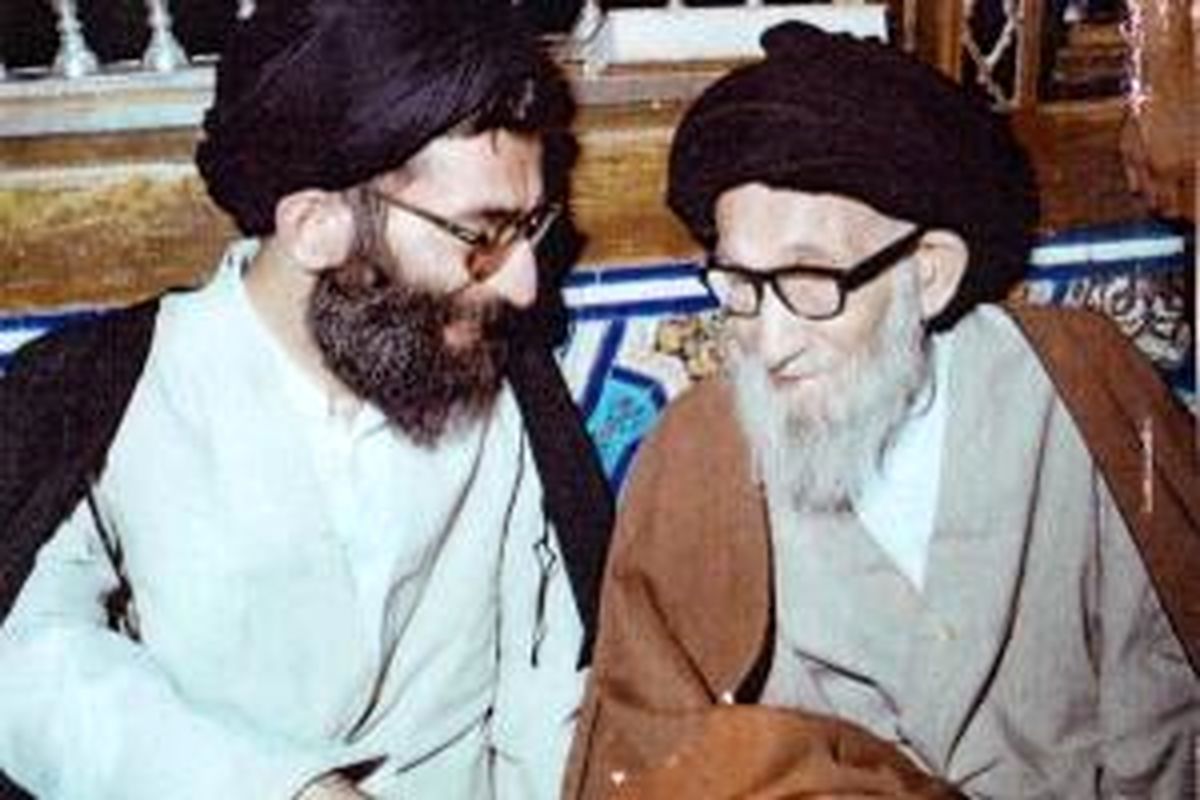 چرا پدر رهبر معظم انقلاب وارد دنیای سیاست نشدند؟