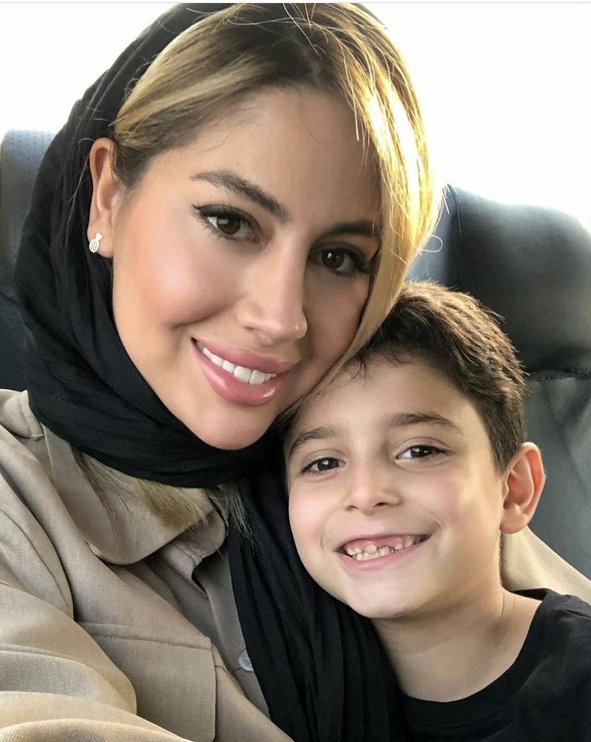 سلفی همسر بابک جهانبخش با پسرش + عکس