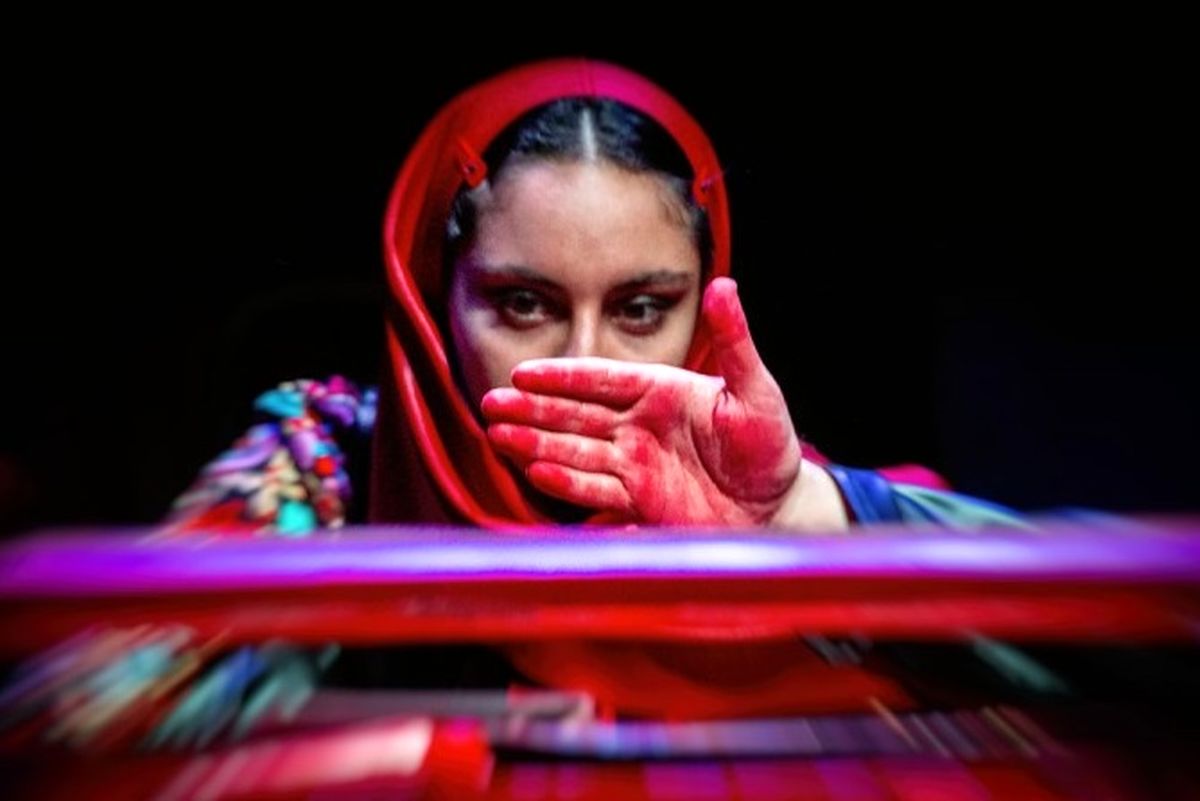 ترلان پروانه روی صحنه تئاتر