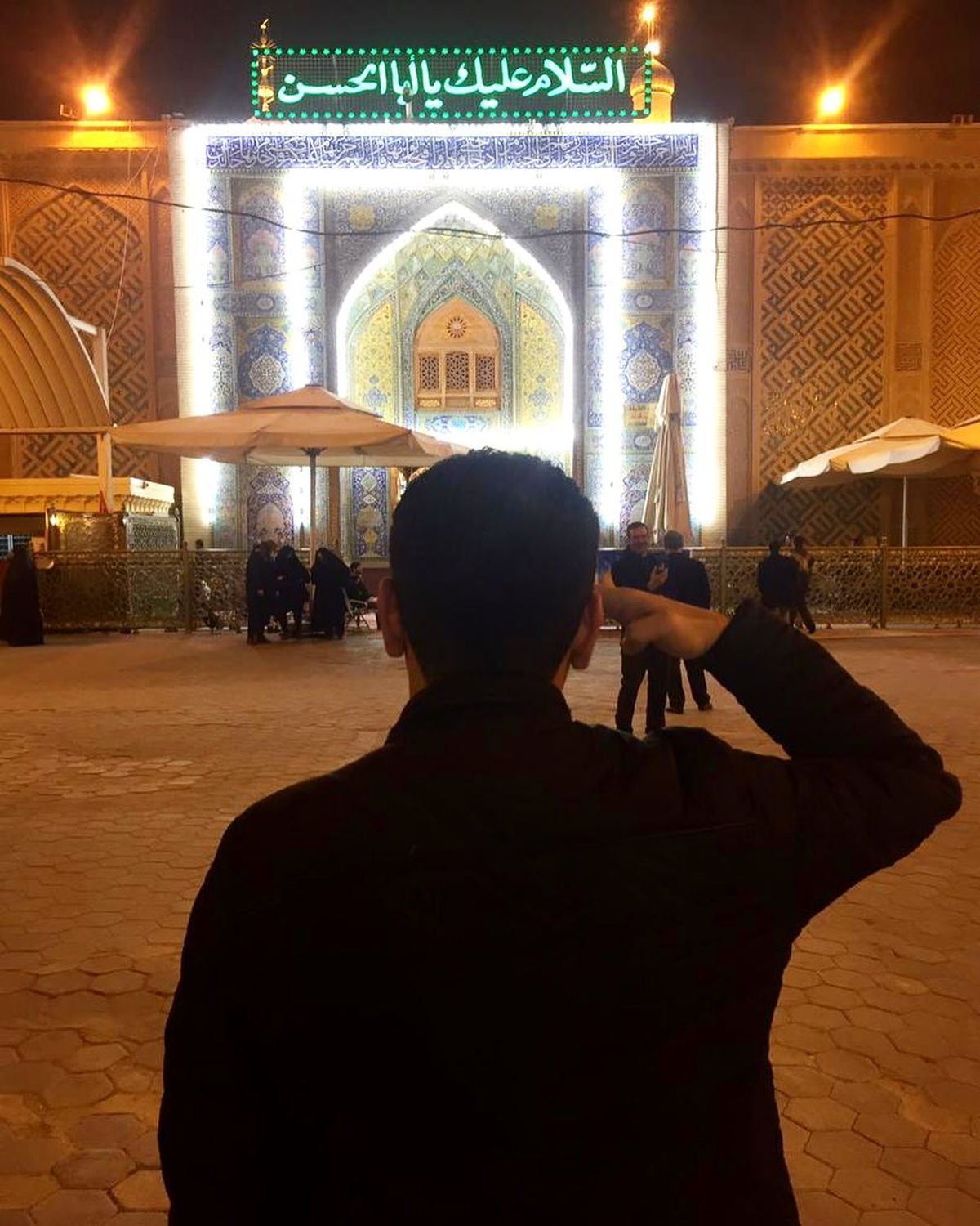 ابراز ارادت آقای مجری در نجف+عکس