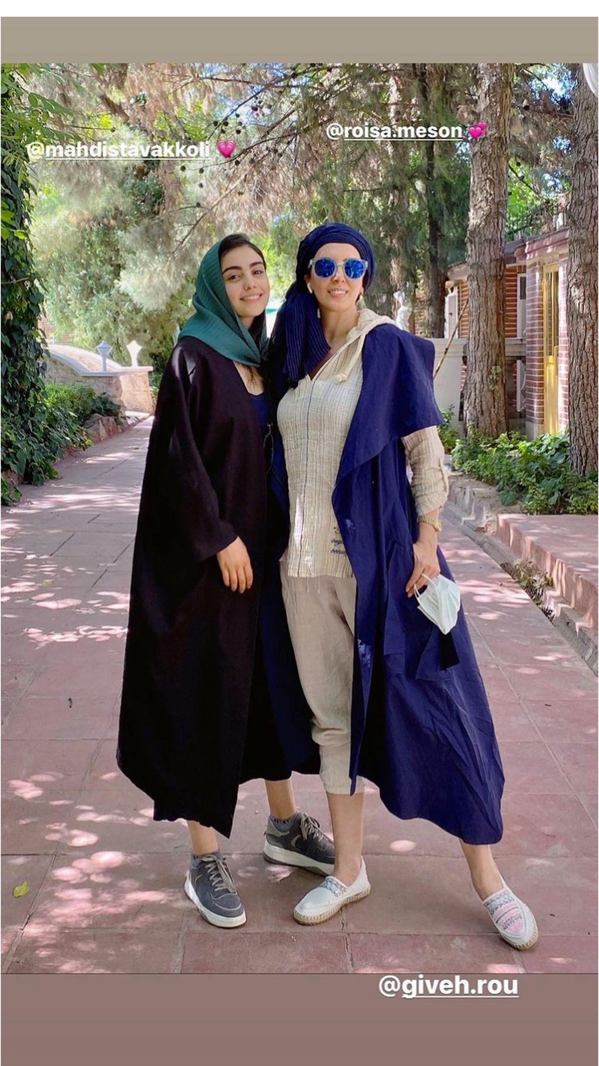 پیاده روی لیلا بلوکات و دوستش در پارک + عکس