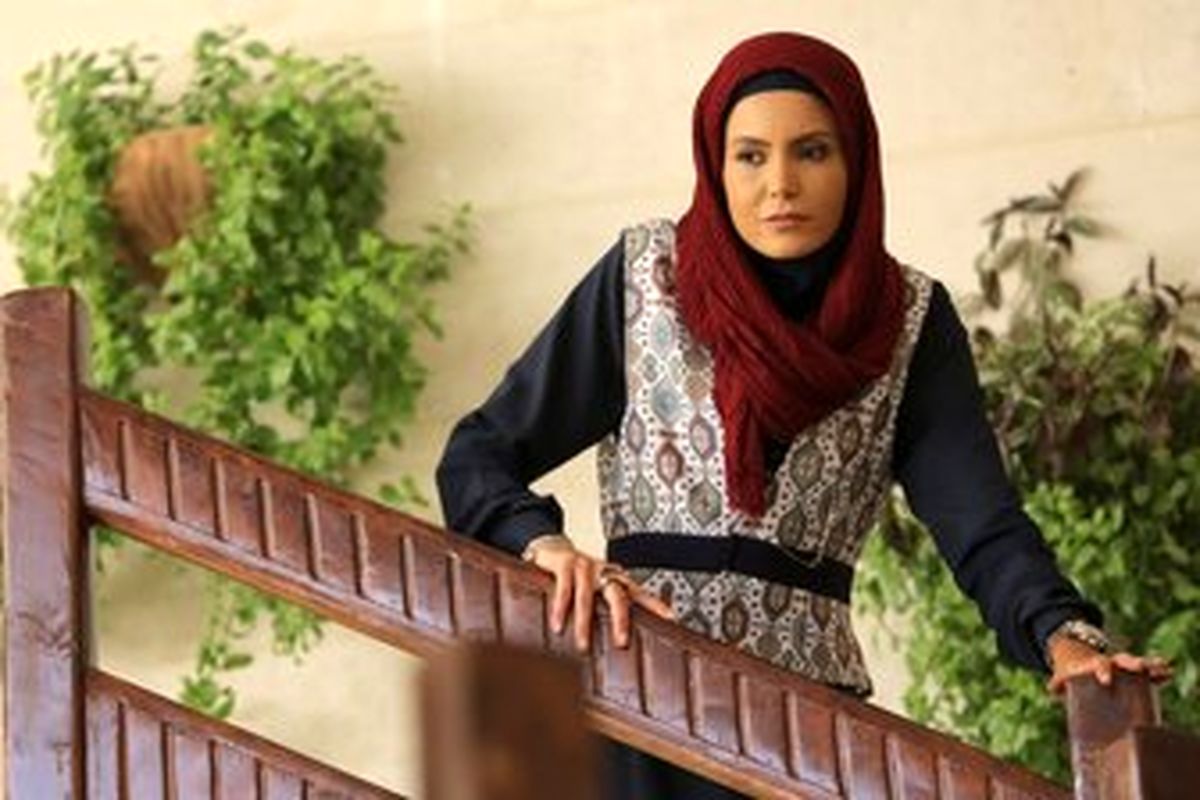 سلفی خانم بازیگر با یک تمساح/ عکس
