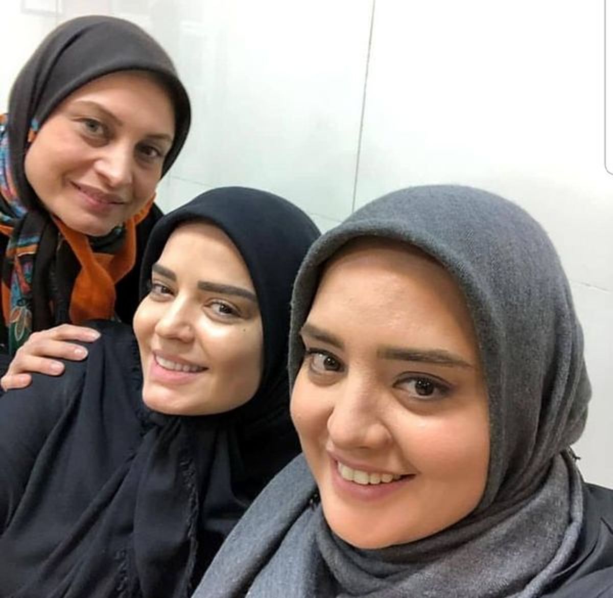 سلفی نرگس محمدی با دوستان بوی بارانیش + عکس