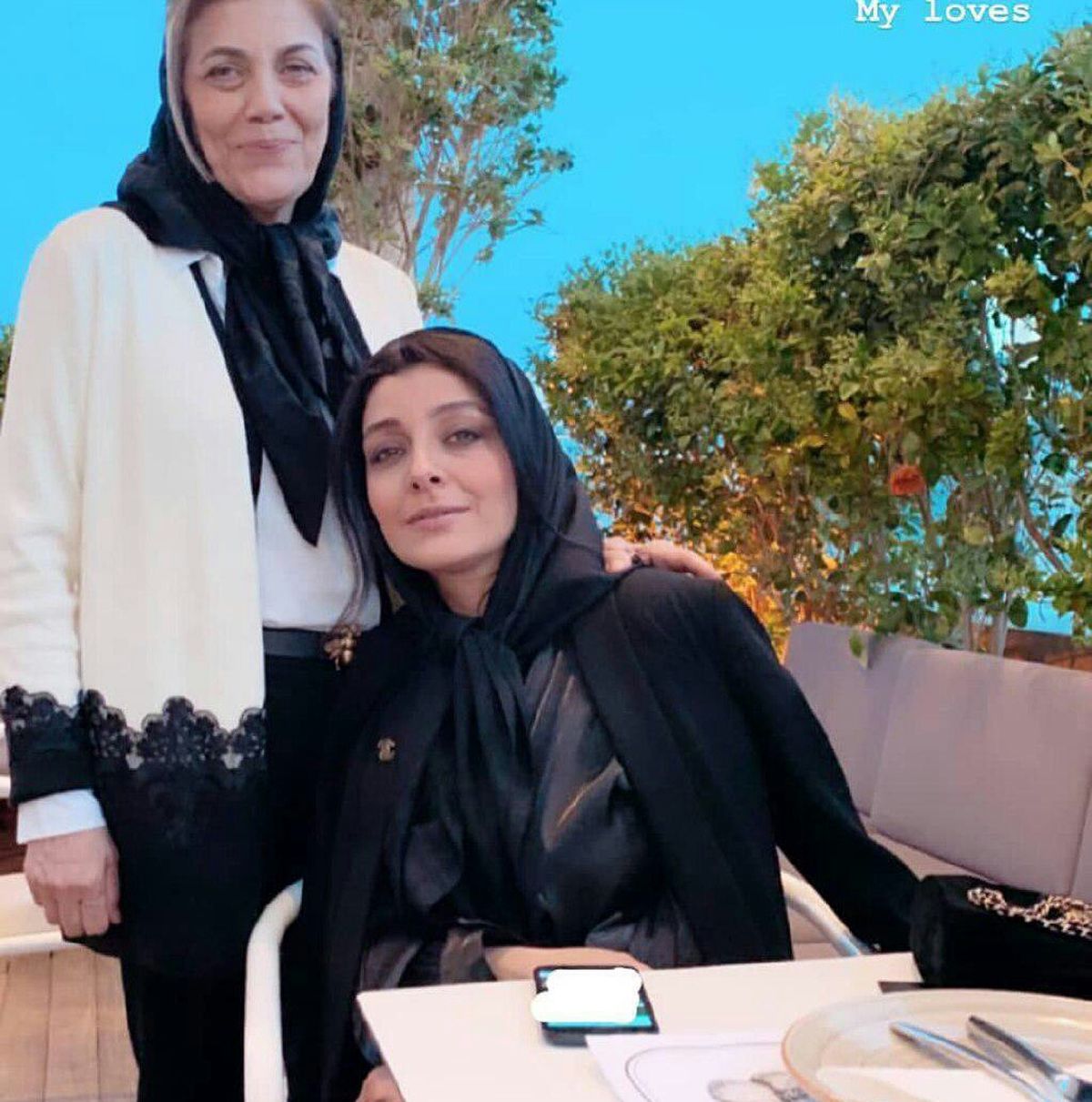 کافه گردی ساره بیات و مادرش+عکس