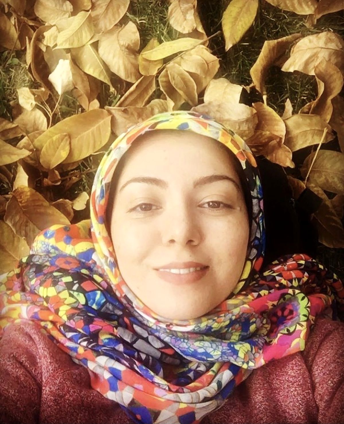آزاده نامداری در میان برگ های پاییزی + عکس