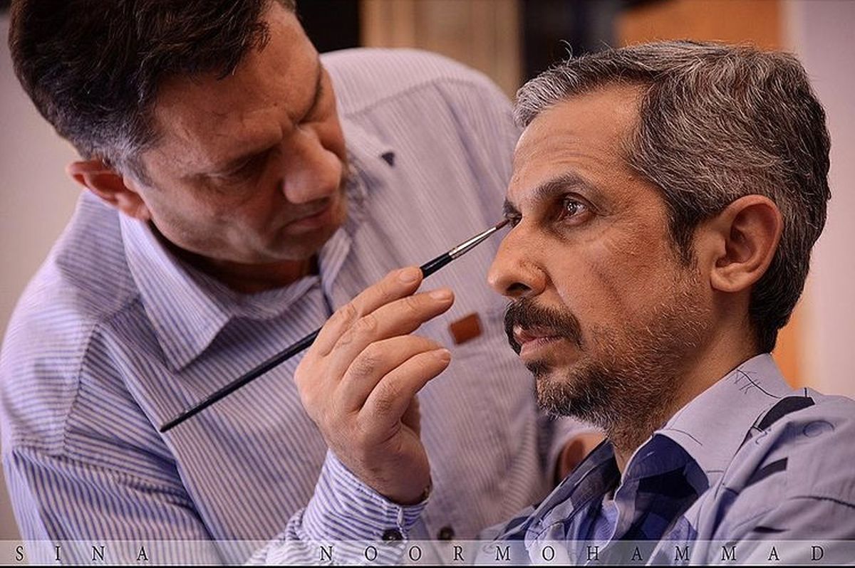 جواد رضویان در حال گریم سریال درحاشیه + عکس