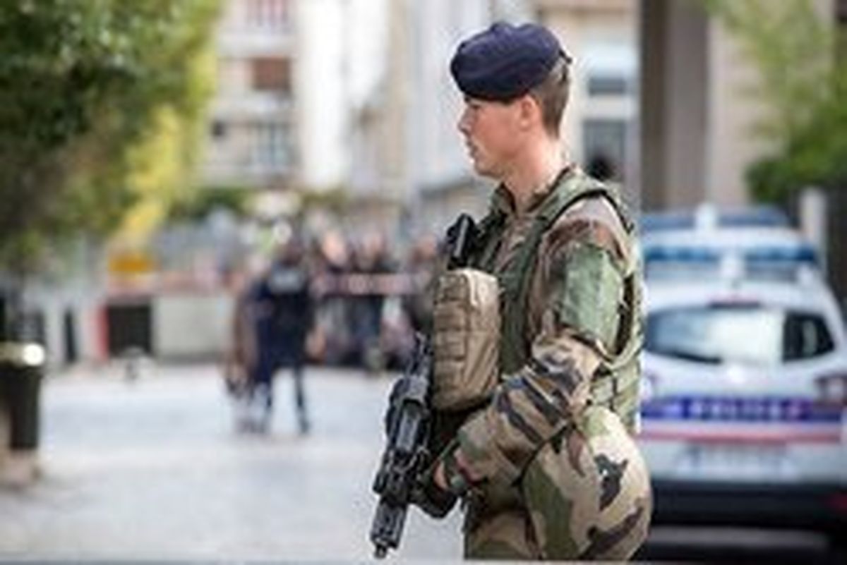 حمله به یک پستچی در پاریس با قیچی