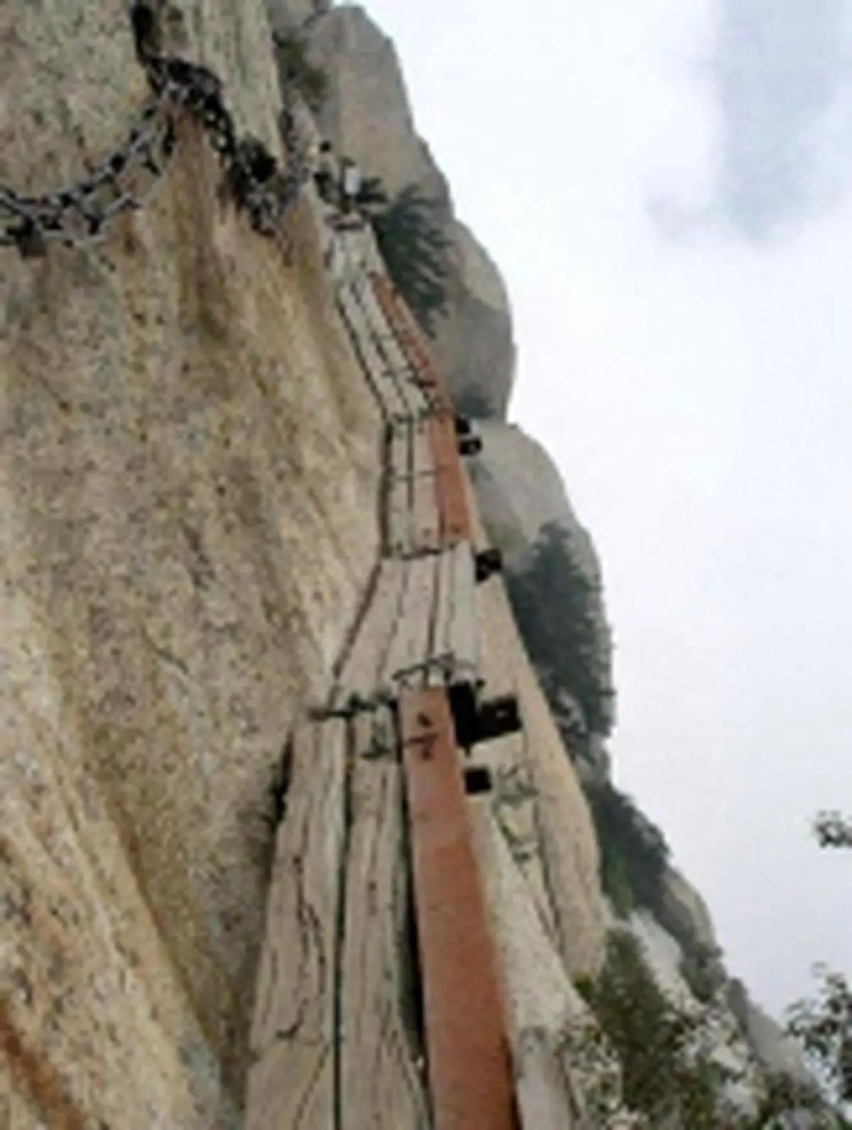 خطرناک ترین مسیر پیاده روی درچین+تصاویر