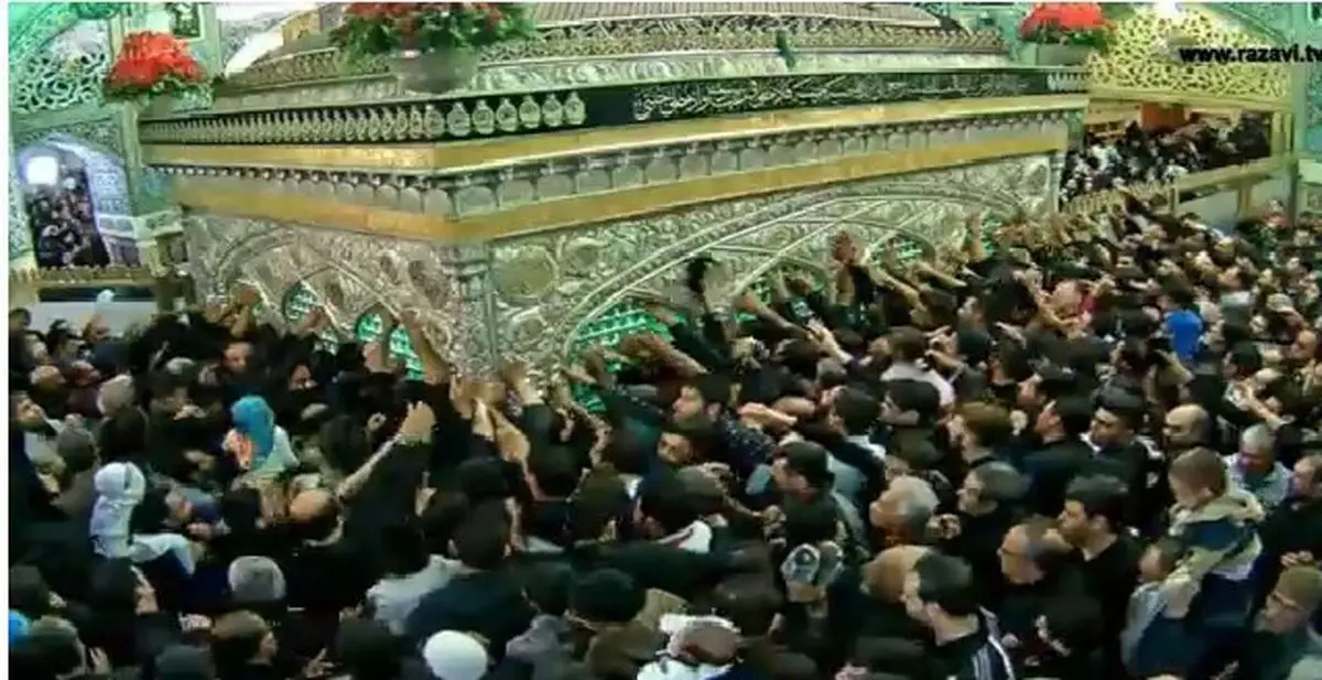 حضور پرشور زائران و مجاوران برای زیارت ضریح رضوی+عکس