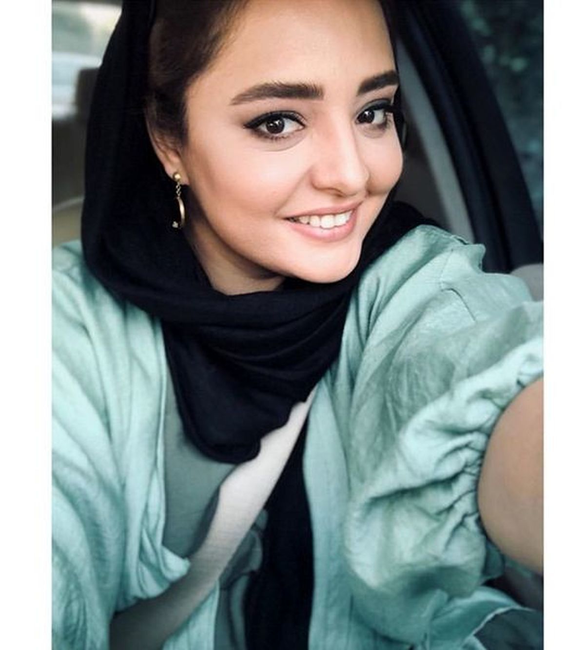 سلفی نرگس محمدی در ماشین شخصی اش