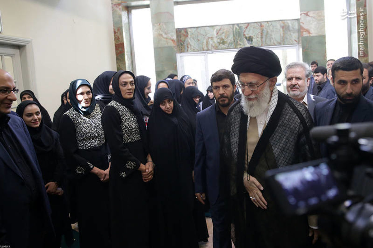خواهران منصوریان در دیدار با رهبرانقلاب