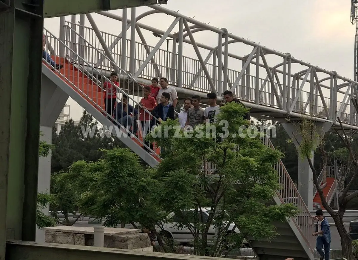 هواداران پرسپولیس روی پل هوایی (عکس)