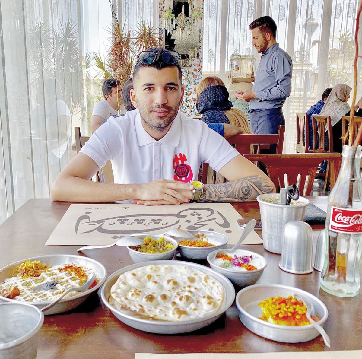 عکس مودب محسن مسلمان در انتظار غذا