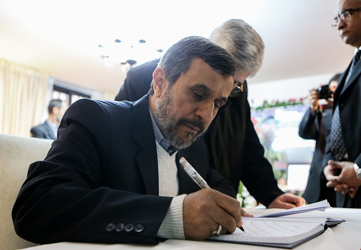 چرا از آمدن احمدی نژاد خوشحال می شوند؟/ تاج زاده شفاف کند چرا از روحانی حمایت می‌کنند؟