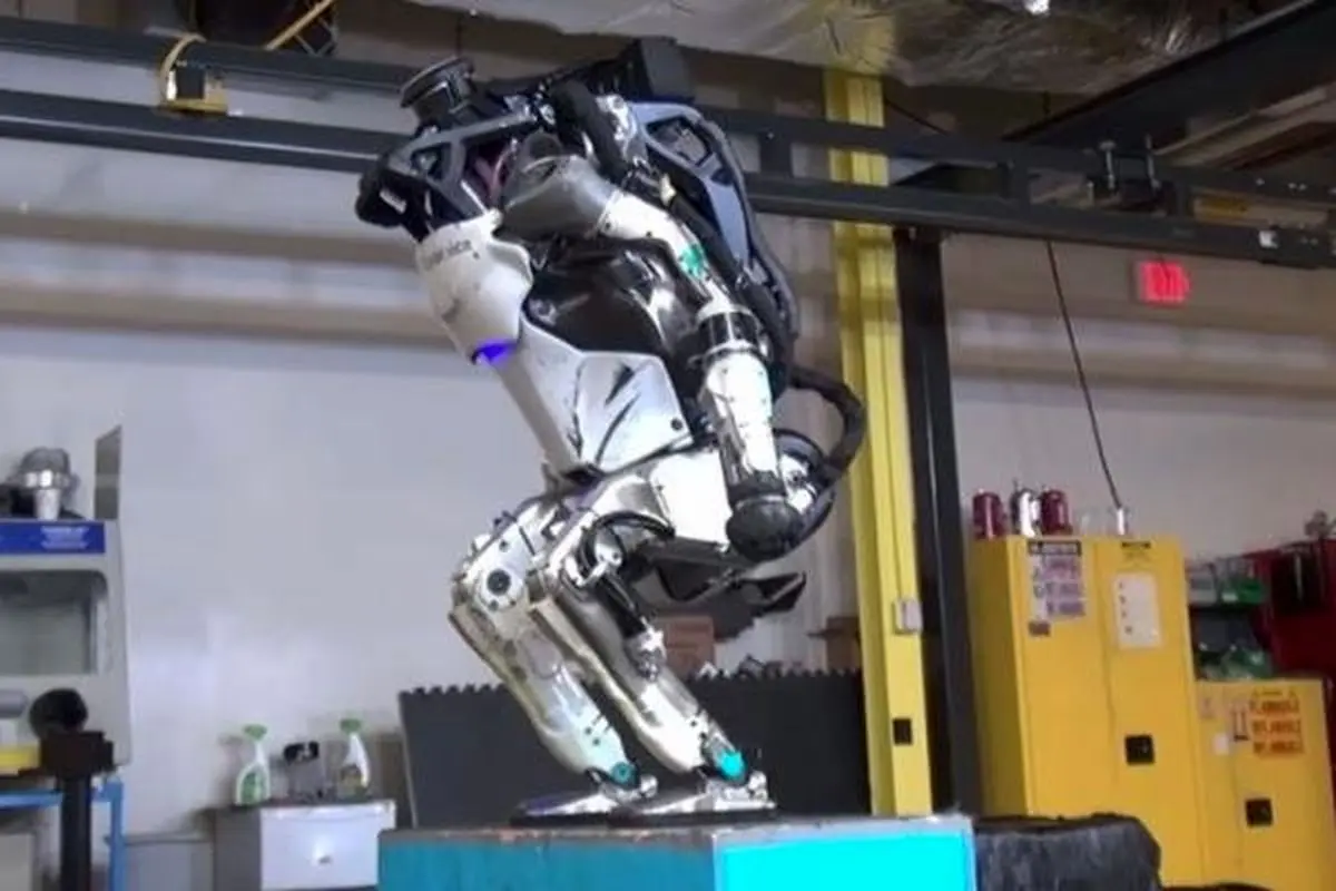  رباتی حاشیه سازی که پشتک وارو می زند!