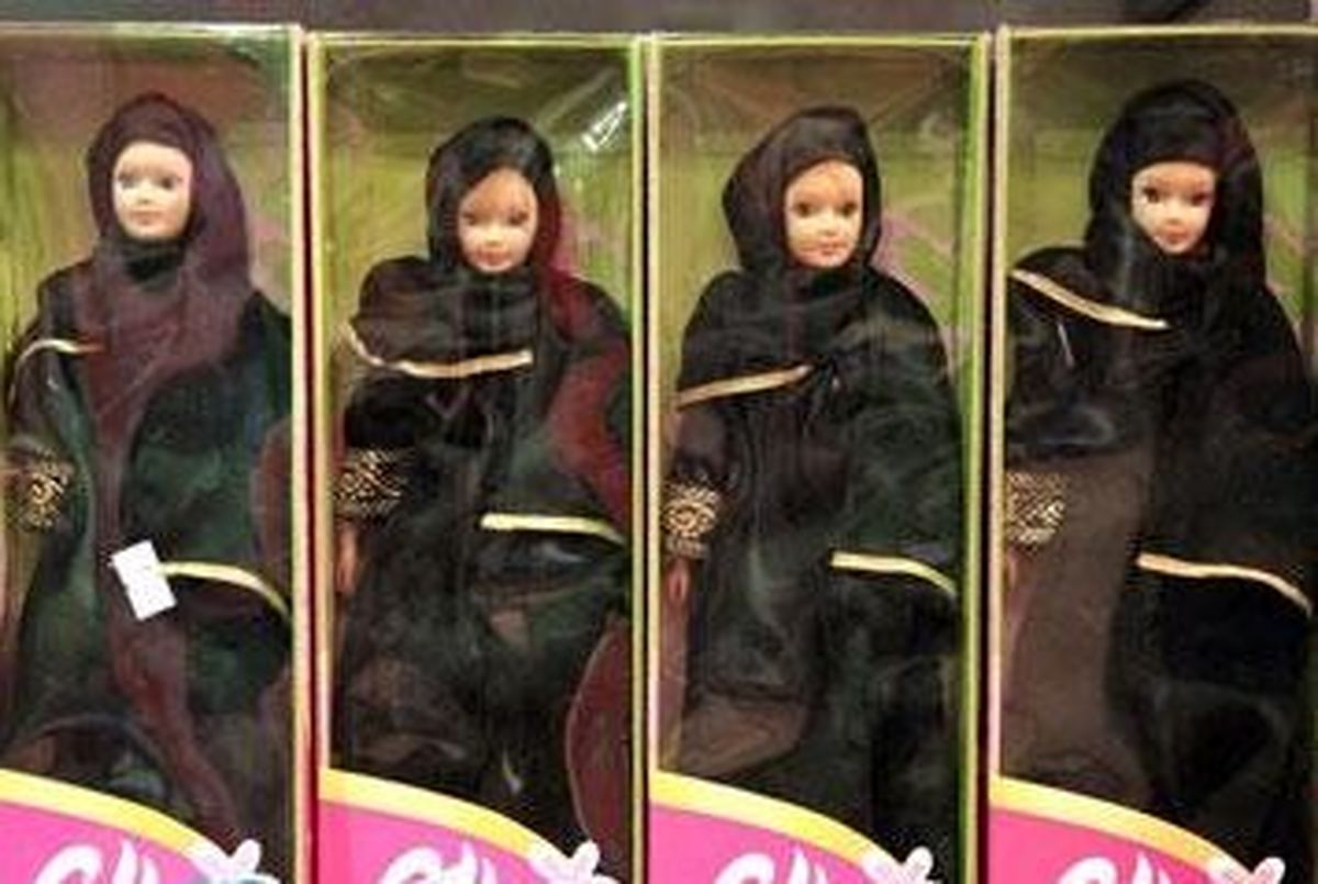 سر عروسک باربی چادر می کنند