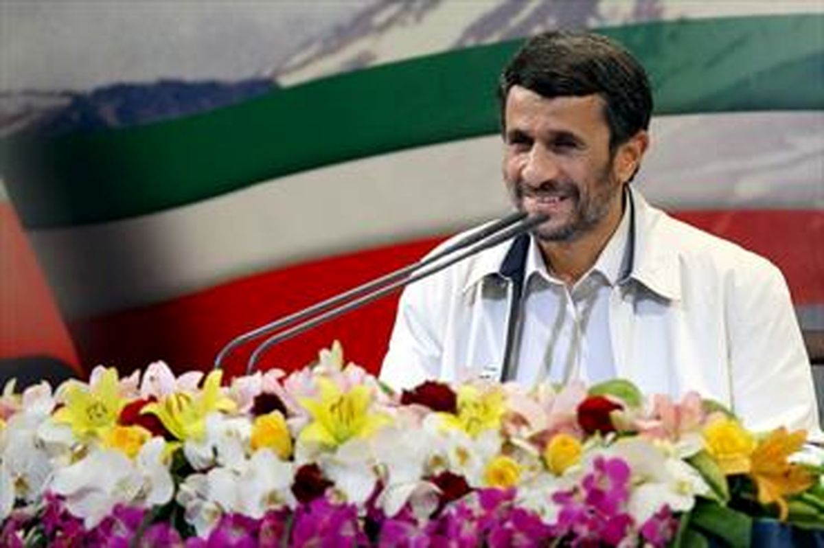 عکس یادگاری احمدی نژاد و مشایی در میدان امام