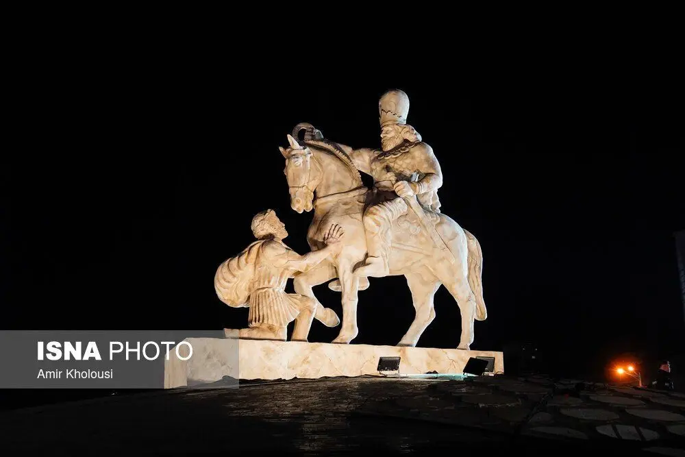 تصاویر: رونمایی از مجسمه «زانو زنندگان برابر ایران»