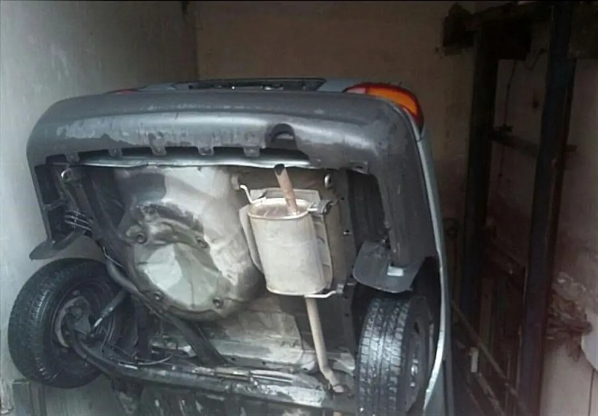 سقوط پراید بر روی آسانسور حمل خودرو+ عکس 