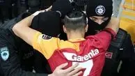 تقسیم شادی گل ستاره فوتبال با پلیس ها /عکس