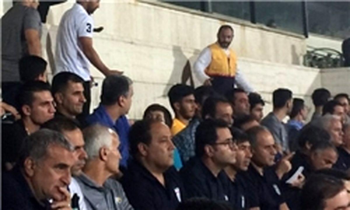 آقای گل پرسپولیس تماشاگر بازی استقلال