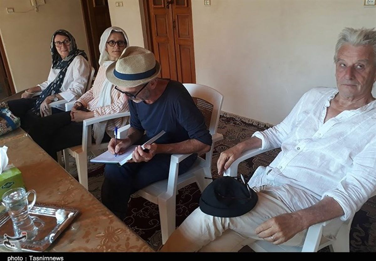 خارجی‌ها بدون ویزای کار در ایران راهنمای گردشگری شدند