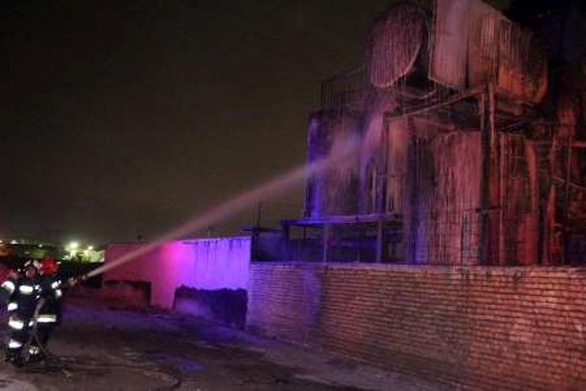 حریق کارخانه قیر در اصفهان خاموش شد