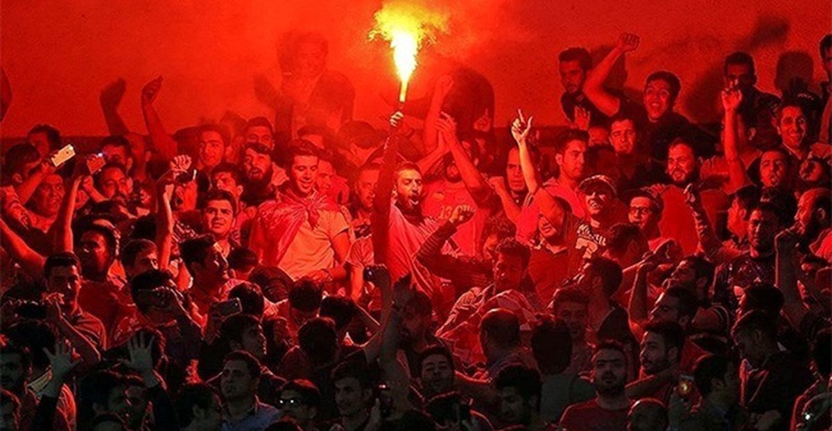 هواداران پرسپولیس جلوی وزارت ورزش تجمع کرده و خواهان پیگیری وزیر شدند+عکس