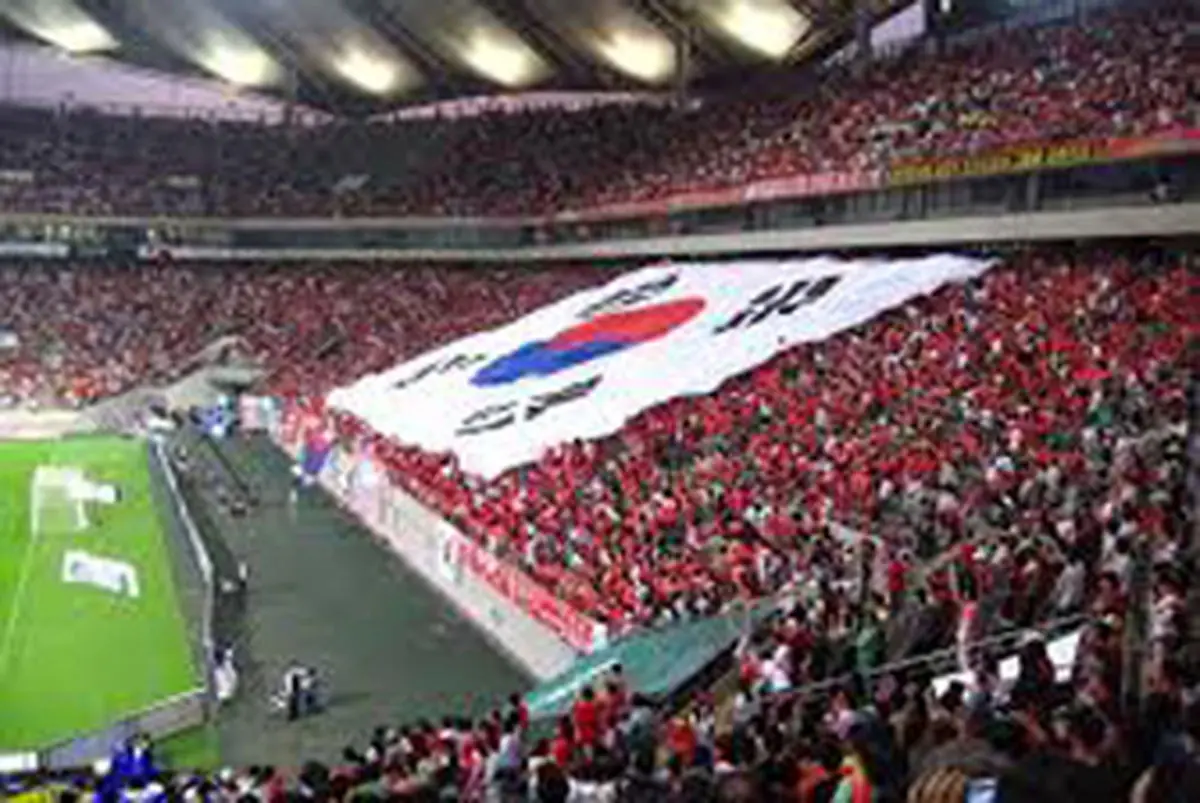 واکنش کودک کره ای به سروصدای هواداران/ عکس