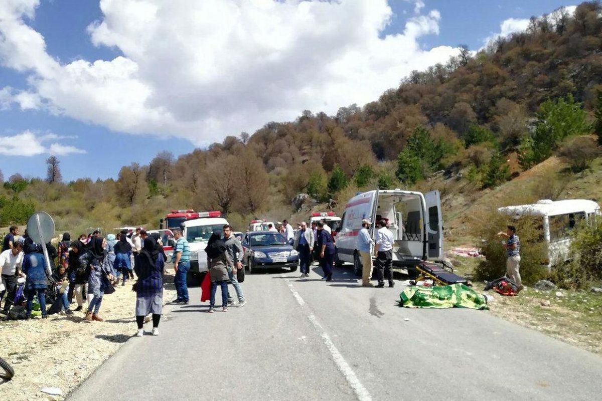 واژگونی مینی بوس حامل دانشجویان دانشگاه دامغان