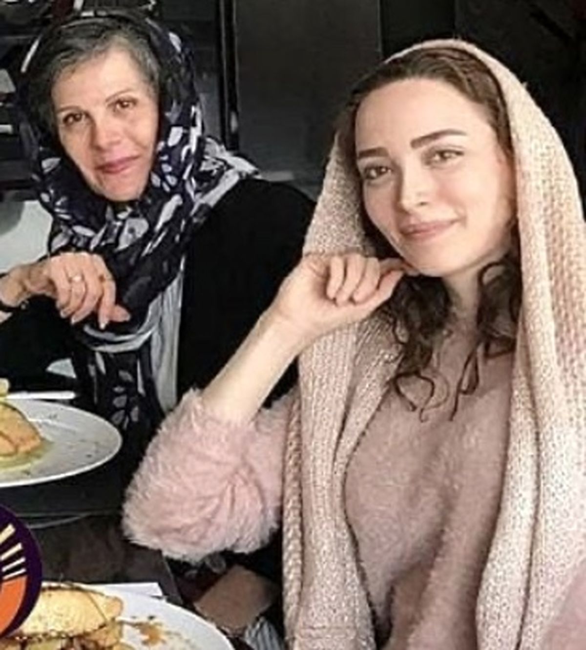 بهنوش طباطبایی ومادرش در رستوران + عکس