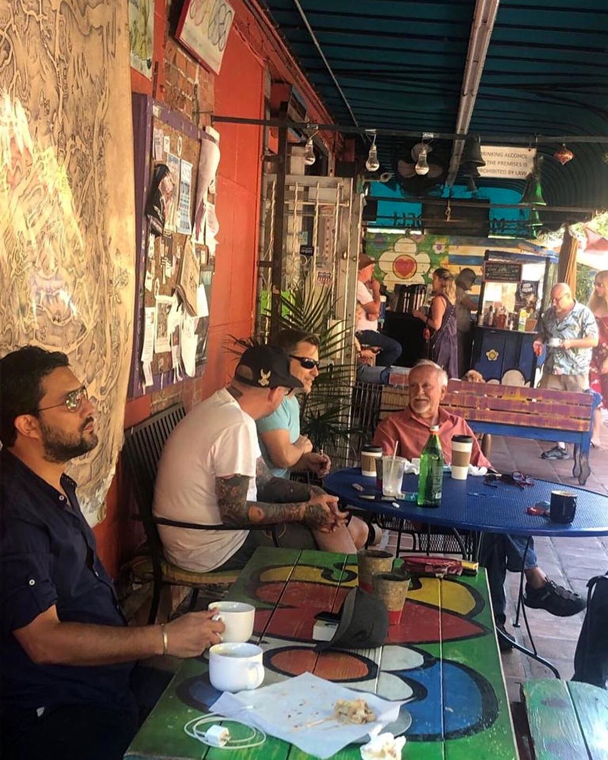 عکس حامد بهداد در خارج از کشور
