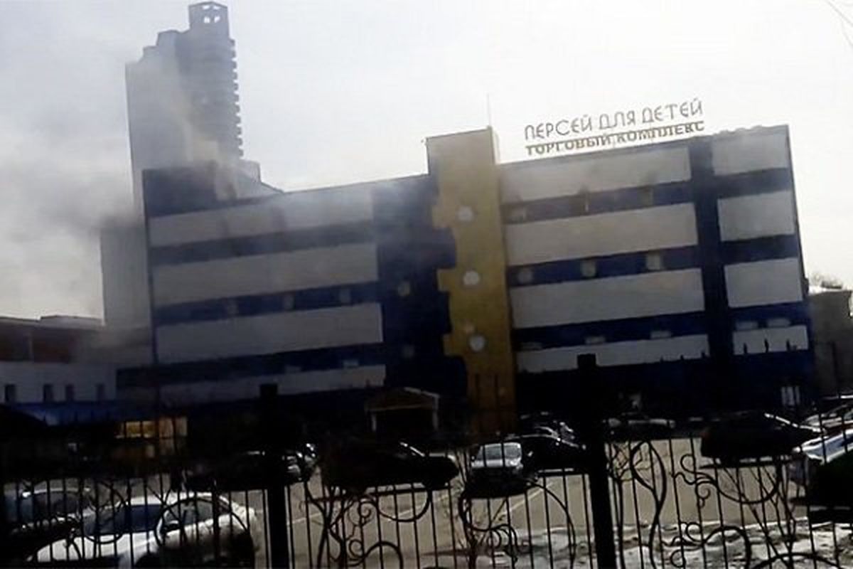 یک مرکز خرید در مسکو طعمه حریق شد