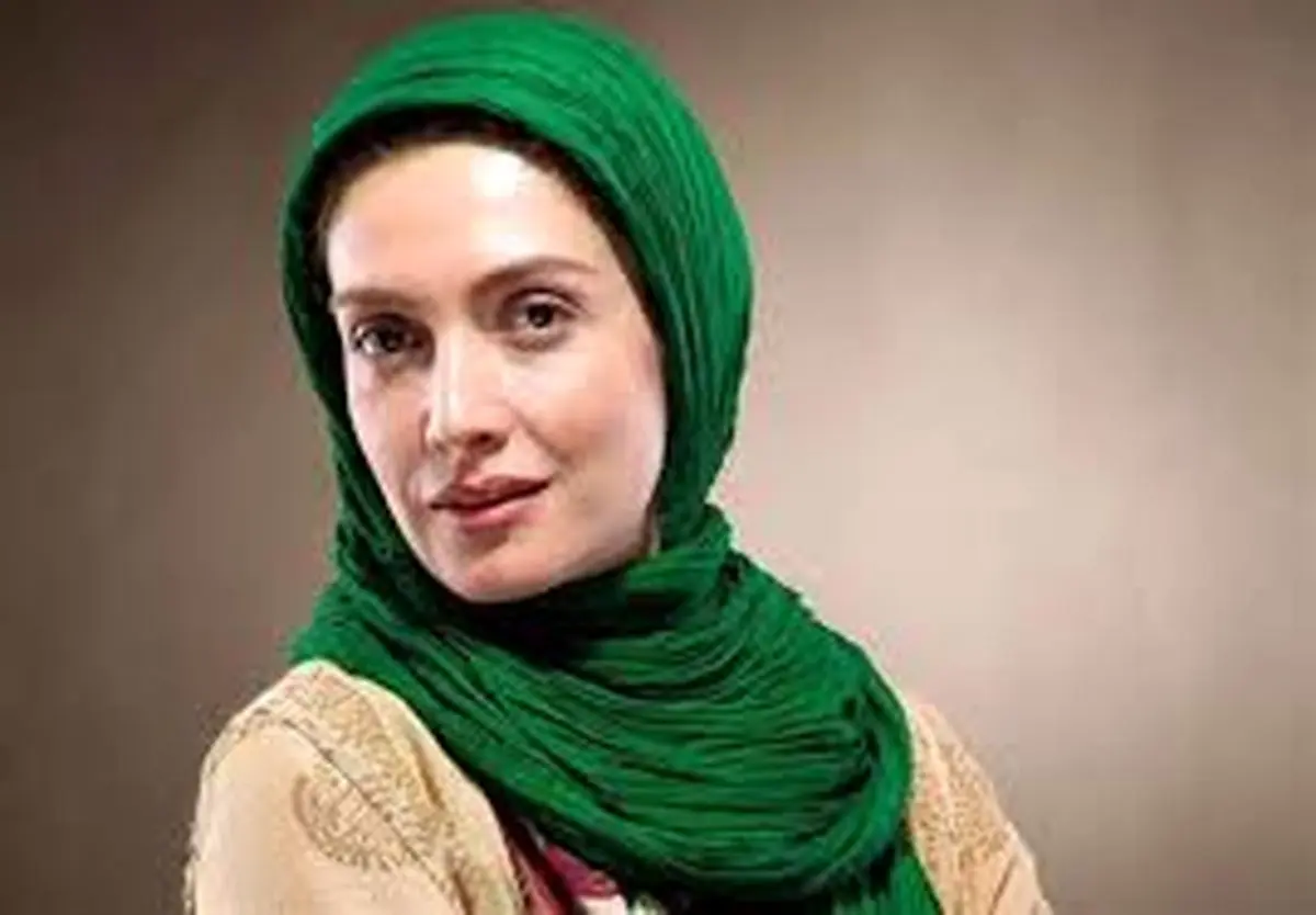 تیپ ساده و شیک لیلا زارع در اکران خانه پدری 