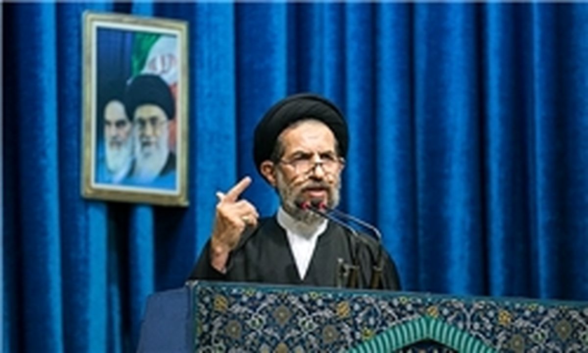 خطیب نماز جمعه: نباید در جامعه اسلامی فقیر وجود داشته باشد
