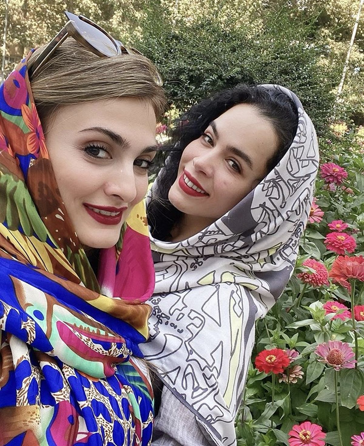 گشت و گذار ملیکا شریفی نیا با دوستش + عکس