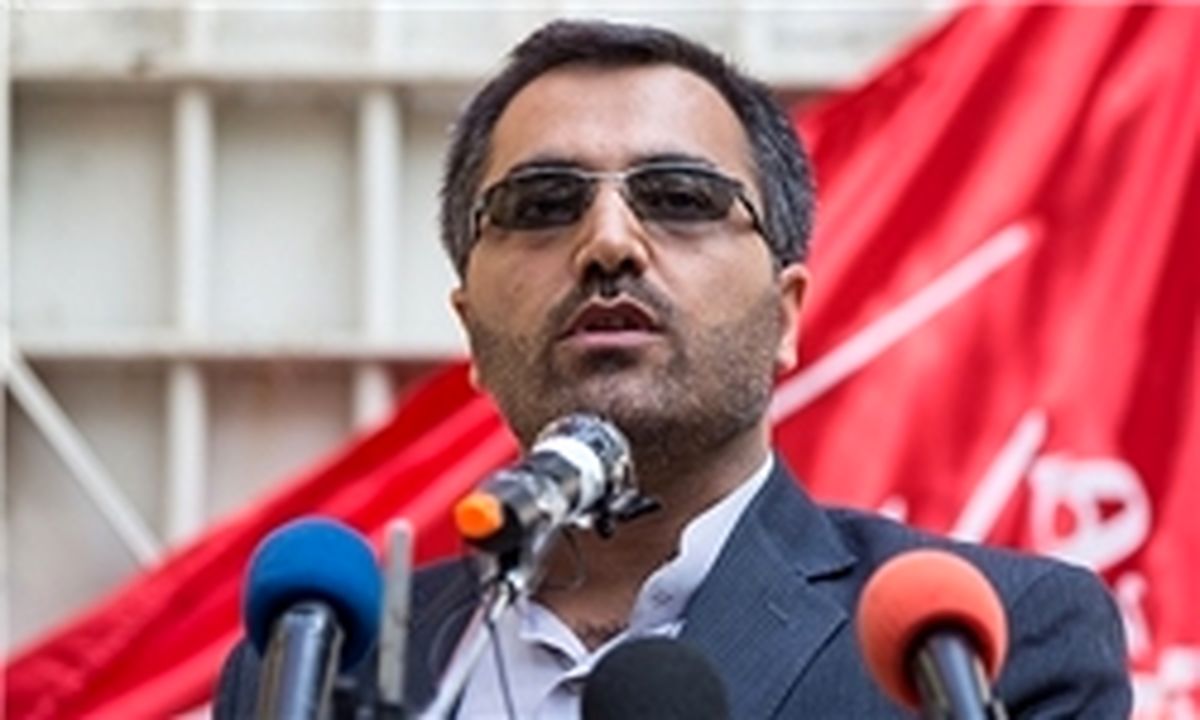 باید در مقابل مدعیان دروغین که در حال تحریف خط امام (ره)هستند، بایستیم