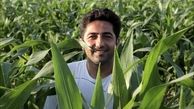 علی سخنگو در میان گلهایی زیبا + عکس
