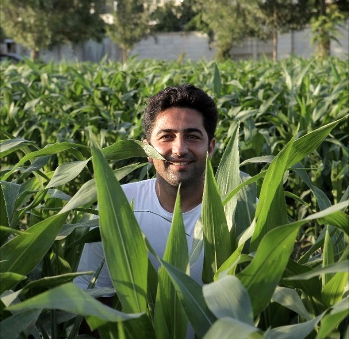 علی سخنگو در میان گلهایی زیبا + عکس