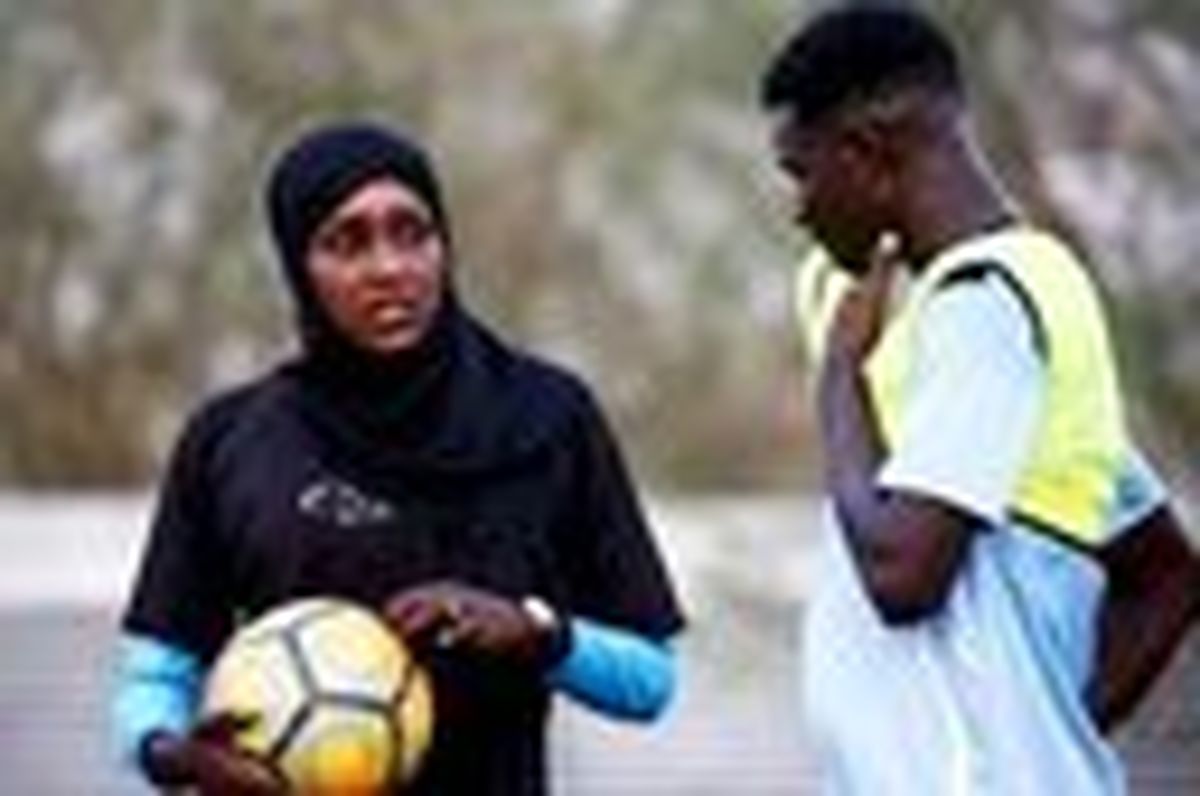 اولین زن عرب مربی فوتبال مردان را بشناسید/عکس