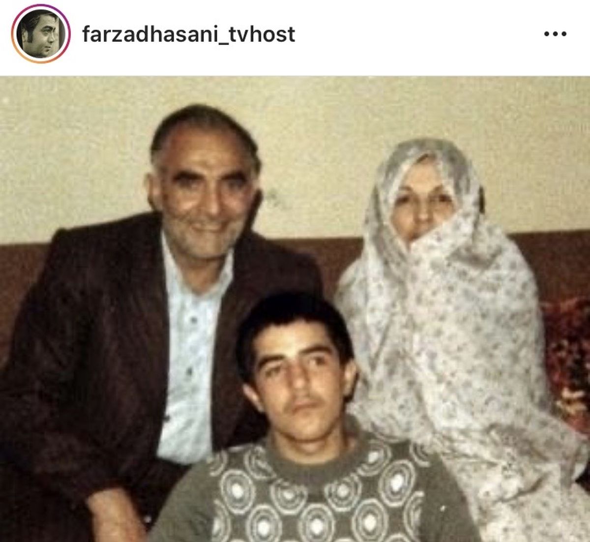 فرزاد حسنی و پدر و مادرش + عکی